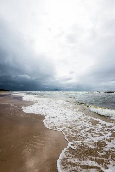 Céu Dramático Ondas Uma Vista Litoral Tempo Tempestuoso Mar Báltico — Fotografia de Stock
