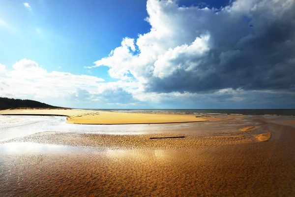 Kristallklart Vatten Och Östersjöns Sandstrand Solig Vårdag Grunt Vatten Dramatiskt — Stockfoto