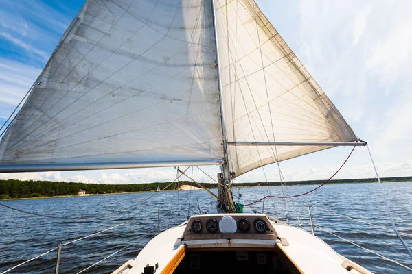 ホワイトスループは晴れた日にヨットを操縦しました デッキから弓 マスト 帆へのクローズアップビュー 背景の森 曇った青空 リガ湾 バルト海 ラトビア — ストック写真