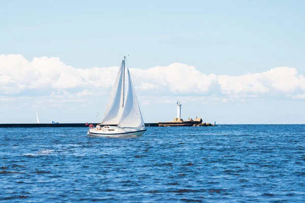 White Sloop Rigged Yacht Sailing Clear Day Lighthouse Background Cloudy — Stock Photo, Image