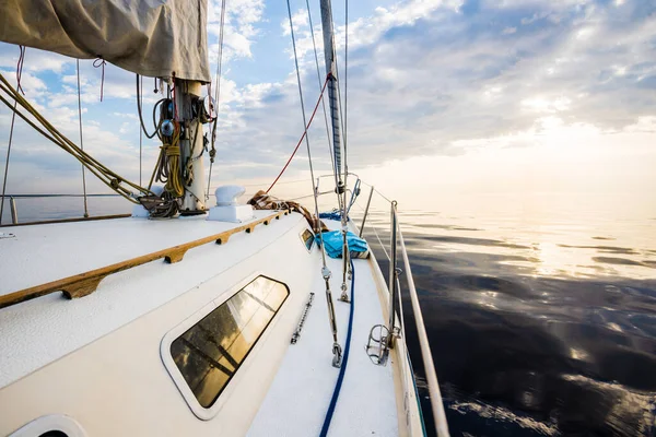 White Yacht Sailing Still Water Sunset View Deck Bow Mast — Stock Photo, Image