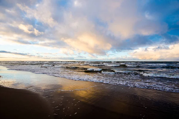 Färgglad Vintersolnedgång Kalla Stormiga Vågor Och Moln Över Östersjön Lettland — Stockfoto