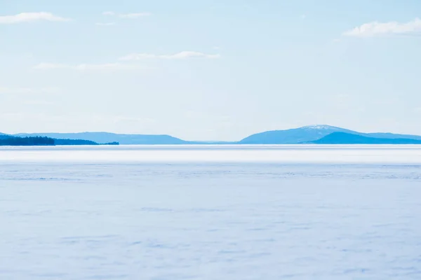 Panoramatický Výhled Zamrzlé Jezero Zasněžené Hory Jehličnatý Les Pozadí Jasné — Stock fotografie