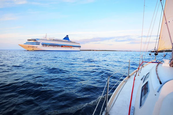 Großes Weißes Kreuzfahrtschiff Passagierschiff Der Rigaer Bucht Der Ostsee Bei — Stockfoto