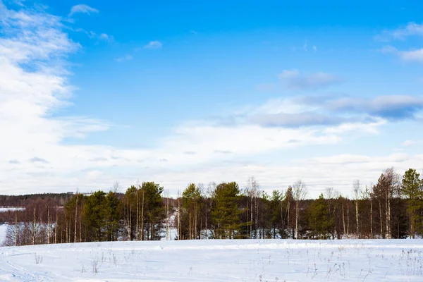 Över Grusvägen Med Traktor Spår Genom Snötäckta Fält Dramatisk Blå — Stockfoto