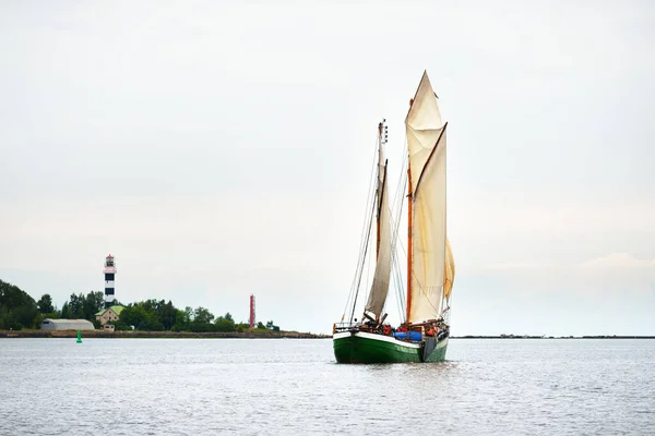 Elegante Goletta Due Alberi Nave Alta Che Naviga Vicino Faro — Foto Stock