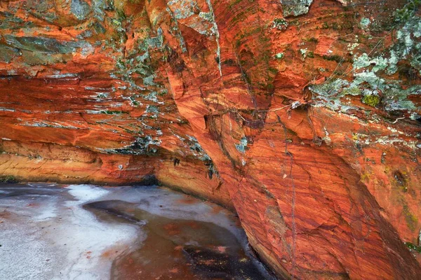 Κόκκινα Και Πορτοκαλί Βράχια Ψαμμίτη Κοντά Στο Παγωμένο Ποτάμι Πεύκα — Φωτογραφία Αρχείου