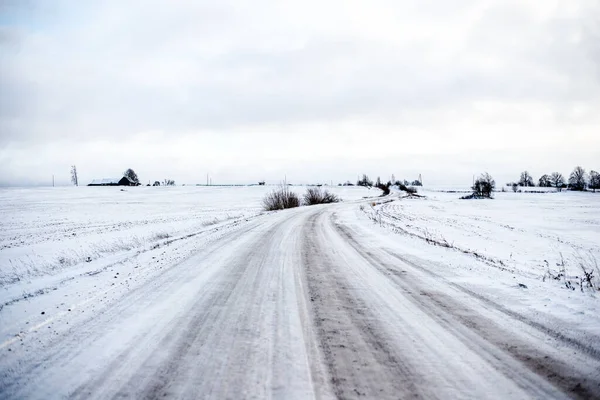 Eine Straße Durch Die Schneebedeckten Felder Bei Sonnenuntergang Sonniger Wintertag — Stockfoto