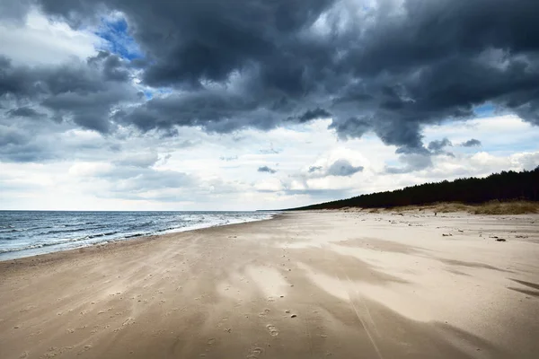 Stormmoln Ovanför Östersjöns Sandstrand Våren Dramatisk Himmel Vågor Och Vattenstänk — Stockfoto