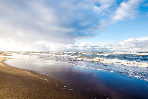 Цветной Зимний Закат Холодные Бушующие Волны Облака Над Балтийским Морем — стоковое фото