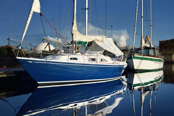 Blaue Schaluppe Getakelte Jacht Die Einem Klaren Sommertag Einem Pier — Stockfoto