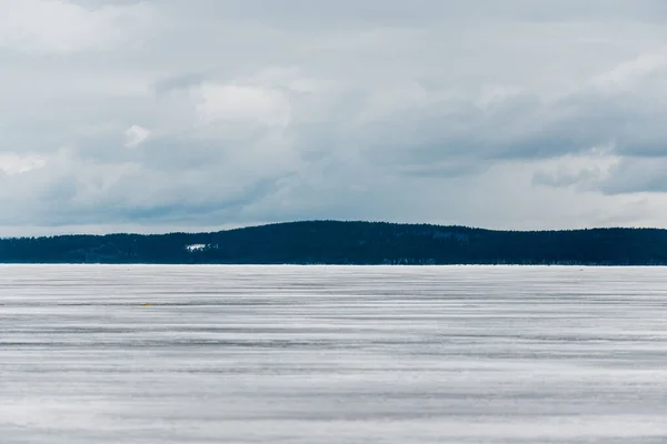Zimní Krajina Pohled Zamrzlé Zasněžené Jezero Les Pozadí Bouřlivé Večerní — Stock fotografie