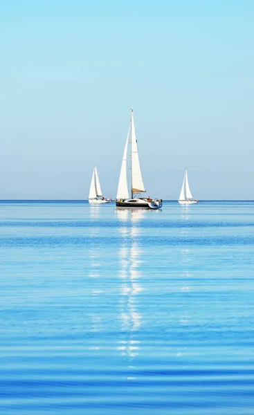 Yates Aparejados Sloop Navegando Mar Mediterráneo Claro Día Soleado España — Foto de Stock