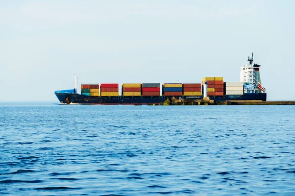 Velká Nákladní Kontejnerová Loď Zblízka Maják Pozadí Baltské Moře Lotyšsko — Stock fotografie