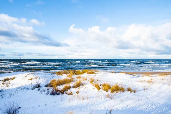 Sněhem Pokryté Pobřeží Slunečného Zimního Dne Studené Bouřkové Vlny Mraky — Stock fotografie