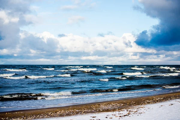 北の海 オランダの冷たい嵐の波と雲 — ストック写真