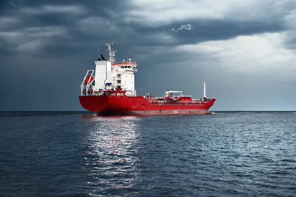 Velká Červená Nákladní Loď Jeřábem Otevřeném Baltském Moři Temné Bouřkové — Stock fotografie