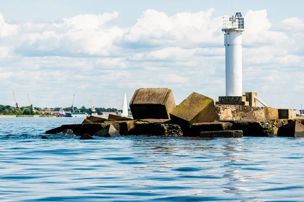 Een Kleine Witte Vuurtoren Van Dichtbij Bewolkte Blauwe Lucht Baai — Stockfoto