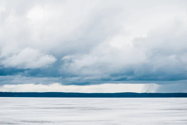 Winterlandschap Uitzicht Het Bevroren Besneeuwde Meer Bos Achtergrond Avonds Stormachtig — Stockfoto