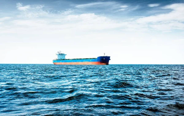 Lastfartyg Molnblå Himmel Östersjön Lettland — Stockfoto