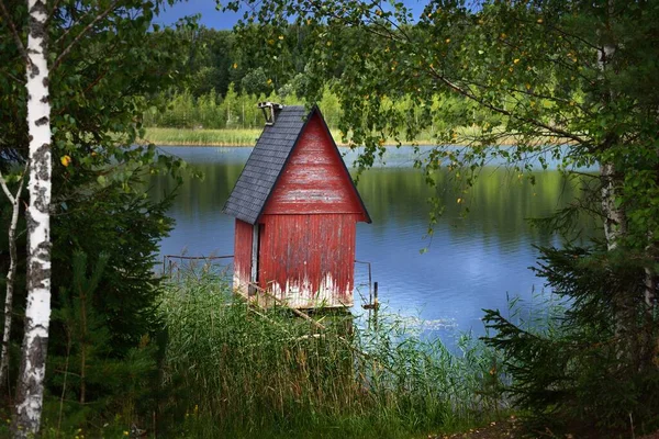 Een Klein Rood Decoratief Houten Huisje Blokhut Vlakbij Het Meer — Stockfoto