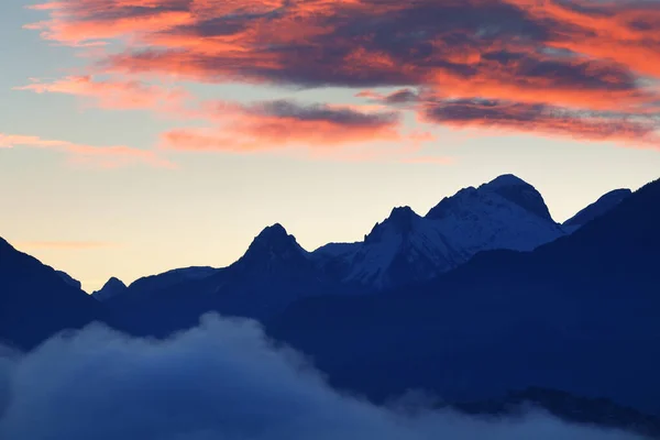 Berg Toppar Morgondimma Vid Soluppgången Klara Färgglada Himmel Med Glödande — Stockfoto