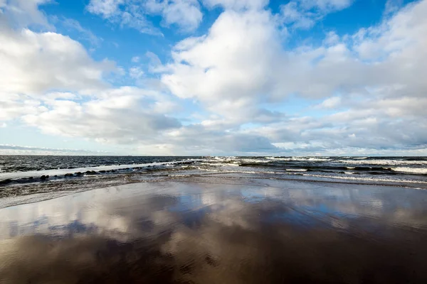 라트비아 발트해를 차가운 파도와 — 스톡 사진