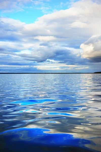 芬兰湾日落时 汉科半岛 戏剧化的天空闪烁着五彩斑斓的云彩 对称的反光在水面上 天然的镜子 全景全景 史诗般的云雾 — 图库照片