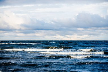 Kuzey denizi üzerinde soğuk fırtınalı dalgalar ve bulutlar, Hollanda