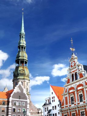 Riga, Letonya 'daki eski kasabanın panoramik manzarası. Siyahların Evi ve St. Peter Kilisesi 'nin yakın çekimi. Manzaralar, işaretler, kültür, seyahat yerleri.