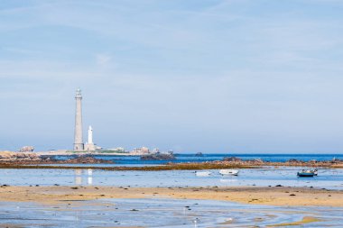 Güneşli bir günde Lilia körfezinde Vierge deniz fenerinin yanında yat ve tekneler geziyor. Plouguerneau, Finistre, Brittany, Fransa. Seyahat yerleri, ulusal dönüm noktası, eğlence teması.