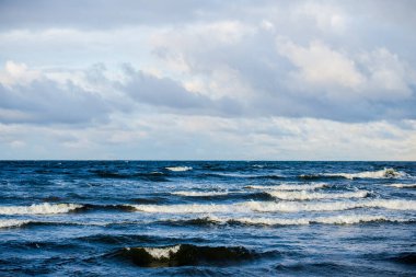 Kuzey denizi üzerinde soğuk fırtınalı dalgalar ve bulutlar, Hollanda