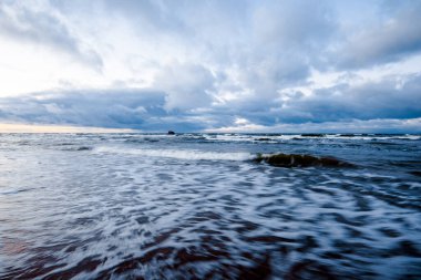 Kuzey denizi üzerinde soğuk fırtınalı dalgalar ve bulutlar, Hollanda