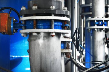 Büyük endüstriyel su arıtma ve kazan dairesi. Parlak çelik borular, pompalar, vanalar. Endüstri, teknoloji, özel ekipman, biyoteknoloji, kimya, ekoloji, ısıtma, işyeri güvenliği