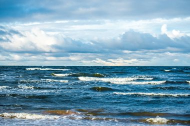 Kuzey denizi üzerinde soğuk fırtınalı dalgalar ve bulutlar, Hollanda
