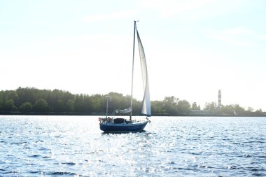 Açık bir yaz gününde küçük mavi bir yelkenli yelkenli yelkenli. Riga Körfezi, Letonya