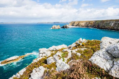 Fransa, Brittany 'deki Pointe de Toulinguet' de bir okyanus gölü manzarası