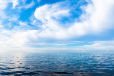 Şaşırtıcı bulut manzarası. Baltık Denizi üzerinde koyu mavi bir fırtına, Danimarka. Güneş bulutların arasından ışıldıyor. Sudaki yansımalar