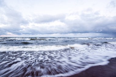 Kuzey denizi üzerinde soğuk fırtınalı dalgalar ve bulutlar, Hollanda