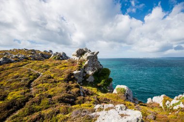 Fransa, Brittany 'deki Pointe de Toulinguet' de bir okyanus gölü manzarası