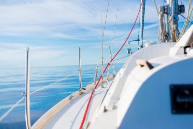 Açık bir Baltık Denizi 'nde güneşli bir günde beyaz bir yat sürüyor. Güverteden pruvaya, yakın çekim. Estonya