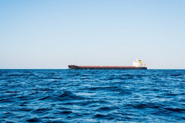 Güneşli bir günde Kuzey Denizi 'nde büyük bir kargo gemisi. Norveç