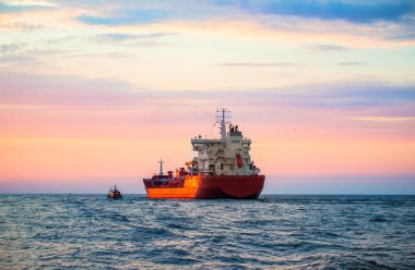 Kuzey Denizi 'nde gün batımında, Hollanda' ya yakın bir yerde tanker kargo gemisi.