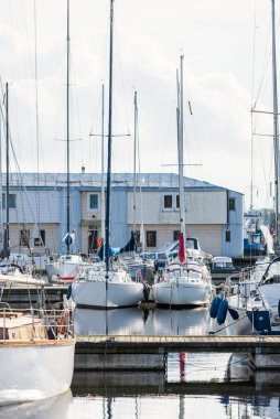 Açık bir yaz gününde yat kulübünün manzarası, yelkenli tekneleri yakın çekim. Riga, Letonya