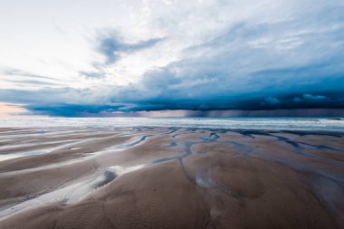 Günbatımında Dover Boğazı 'ndaki (Pas de Calais) Fransa kıyılarının manzarası