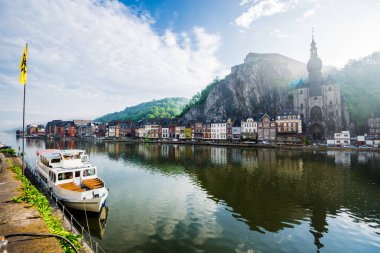 Açık güneşli bir günde Belçika 'nın Dinant kentinin genel manzarası