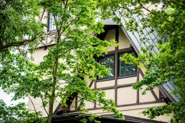 Yeşil ağaçların arasında güzel eski bir ev, yakın plan, Almanya