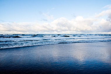 Kuzey denizi üzerinde soğuk fırtınalı dalgalar ve bulutlar, Hollanda