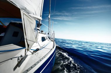 Rüzgâr tarafından eğilmiş bir yelkenliden ileriye bak