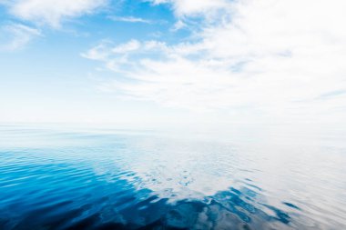 Açık ve güneşli bir günde Akdeniz manzarası nefes kesici, İspanya. Beyaz bulutlu mavi gökyüzü, suda yansımalar.